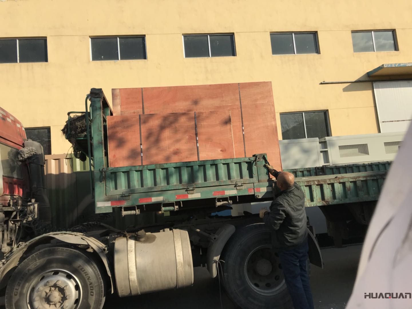 華全牌120kw發電機組于11月20日發往濰坊市