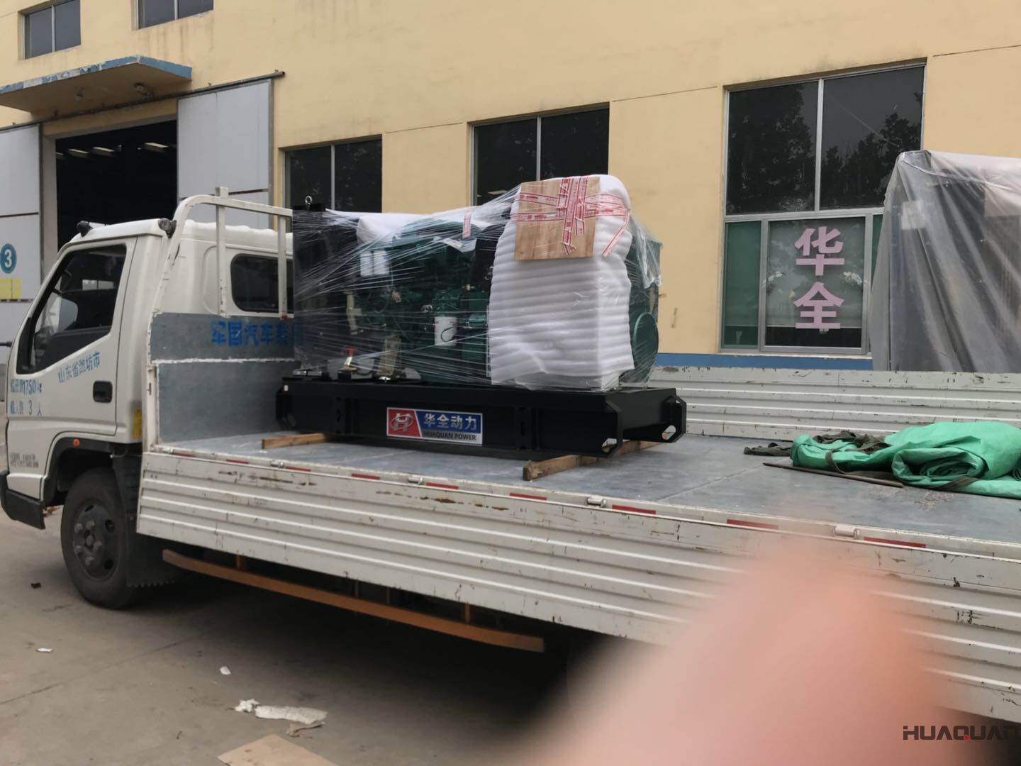 8月9日，一臺(tái)50kw標(biāo)配柴油發(fā)電機(jī)組從華全動(dòng)力順利發(fā)往河北