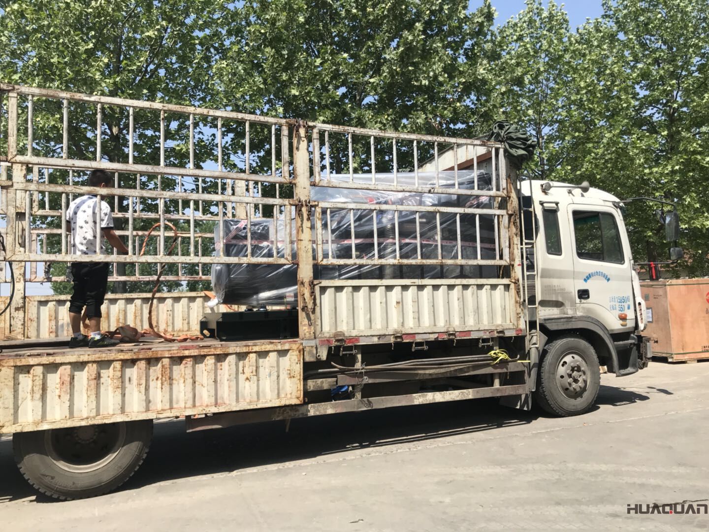 8月25日，一臺1000kw自動化柴油發(fā)電機(jī)組于華全動力順利發(fā)往浙江省