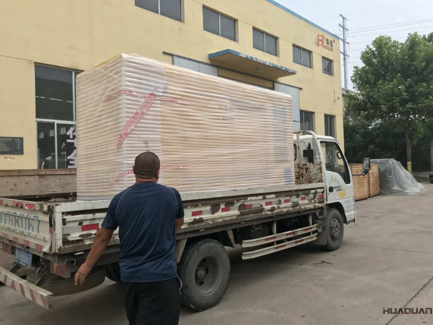 一臺75kw靜音箱型柴油發(fā)電機組于9月7日發(fā)往遼寧