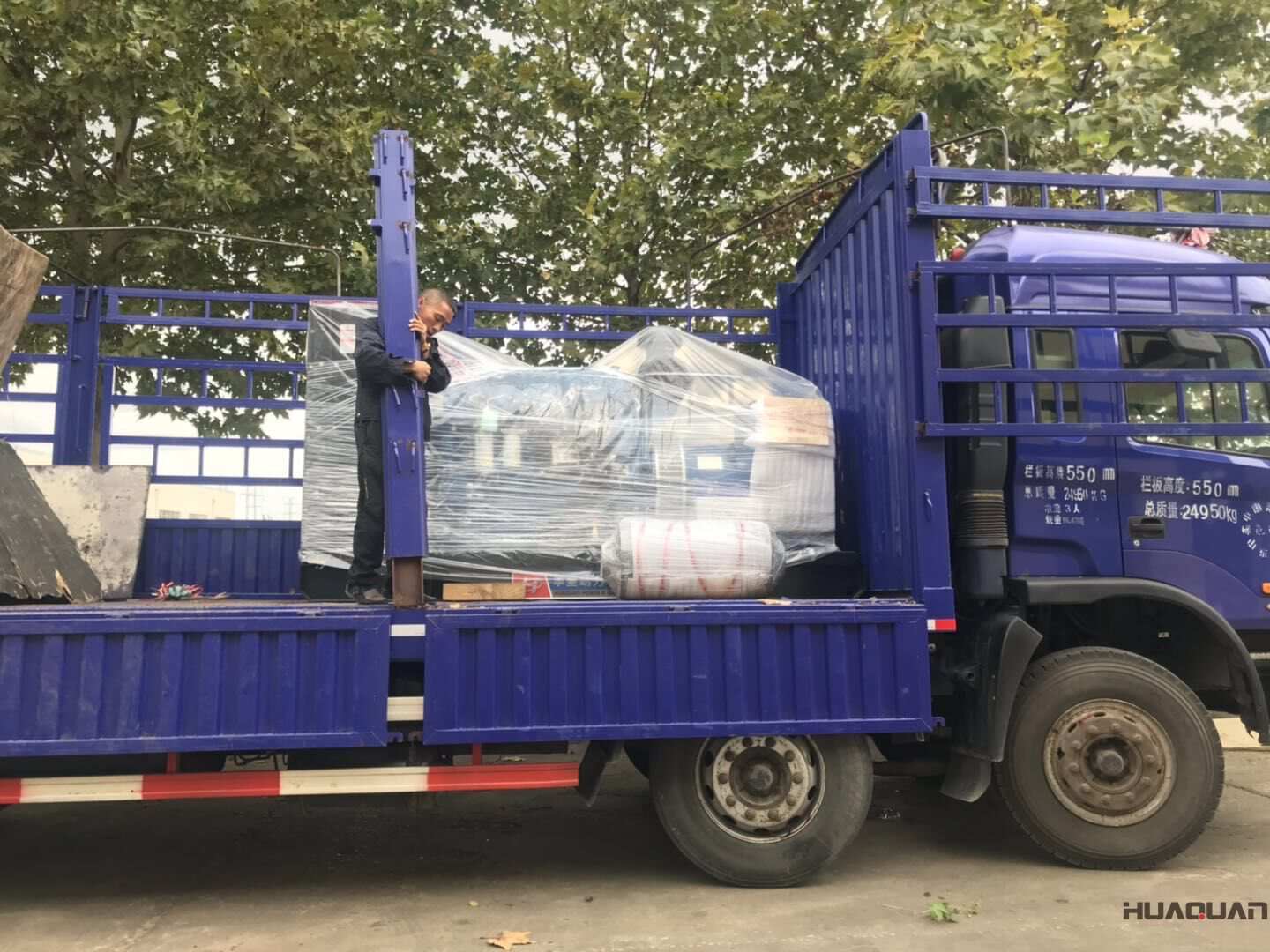 10月9日一臺300kw四保護(hù)柴油發(fā)電機(jī)組發(fā)往遼寧