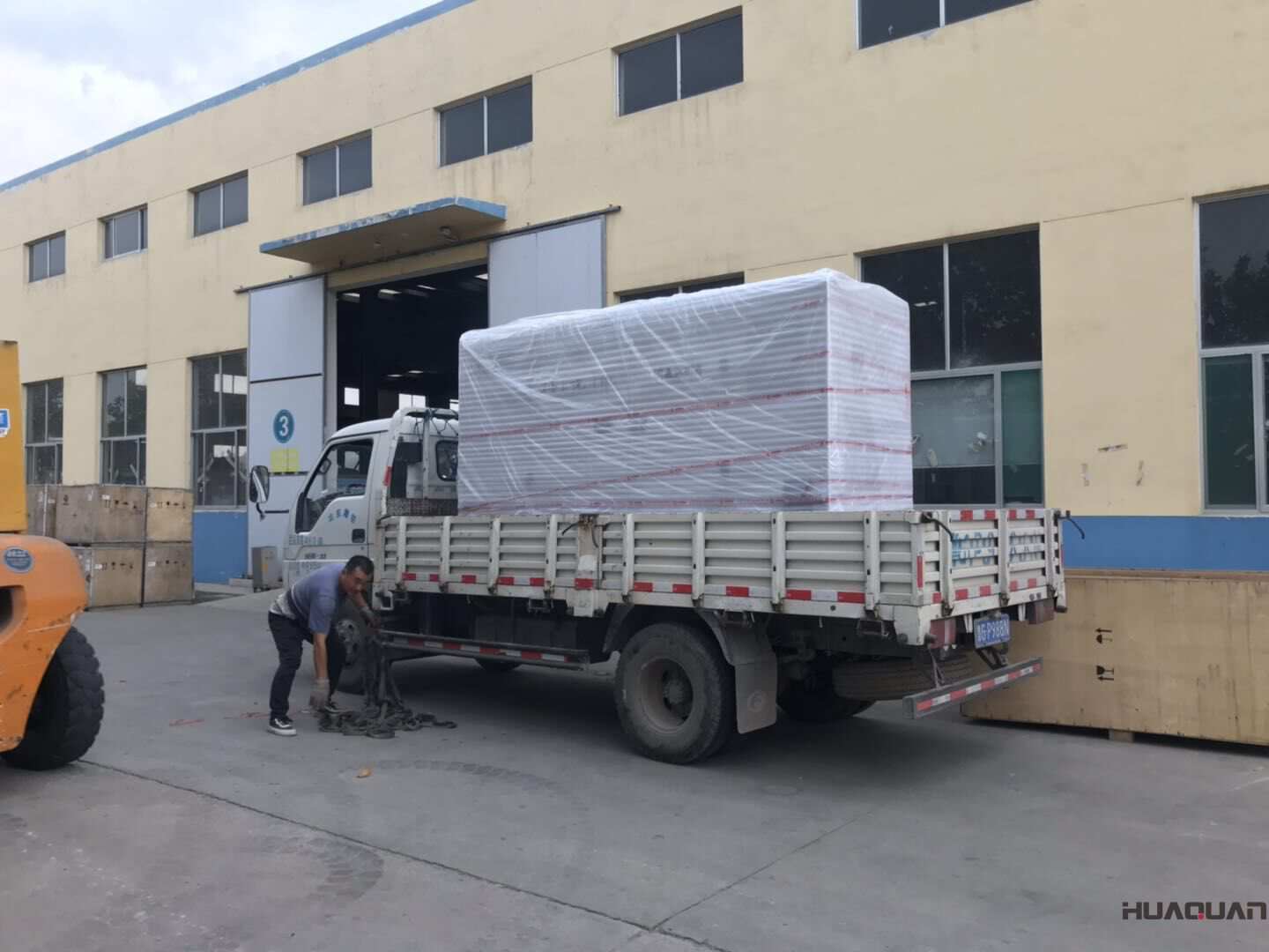 淄博李先生從華全動(dòng)力訂購(gòu)的一臺(tái)150kw箱式自啟動(dòng)柴油發(fā)電機(jī)組于10月18日成功發(fā)貨