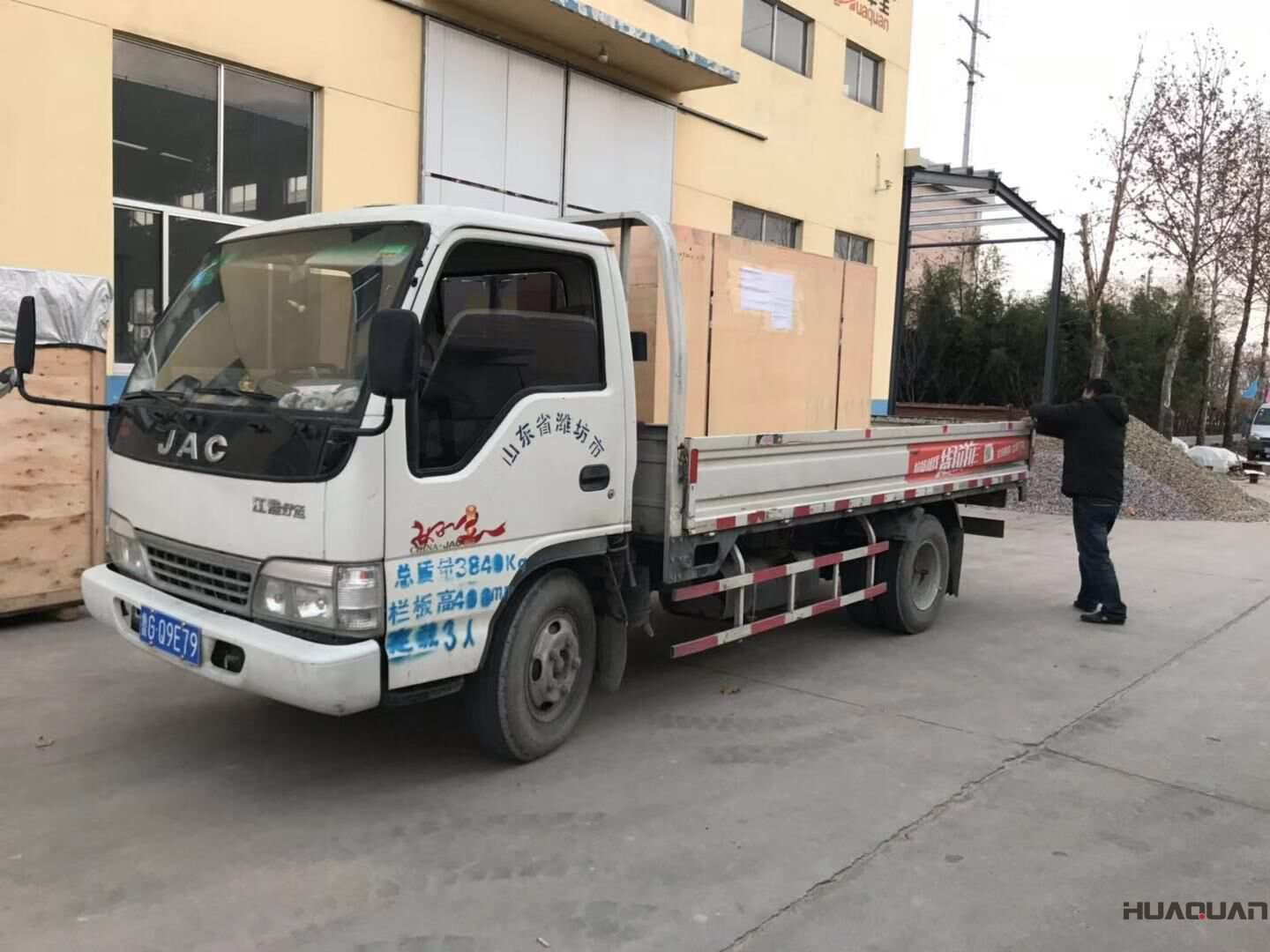 11月22日，一臺(tái)50kw標(biāo)配柴油發(fā)電機(jī)組從華全動(dòng)力成功發(fā)往山東省