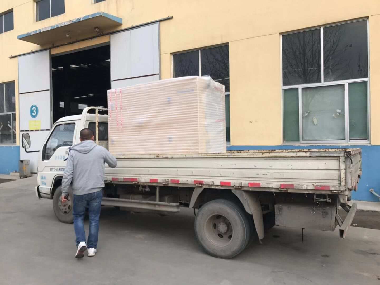 12月14日，王先生從華全動力訂購的15kw靜音箱柴油發(fā)電機組順利發(fā)往山東省