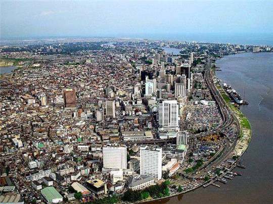 在尼日利亞，一臺發電機組，“電”亮一座城