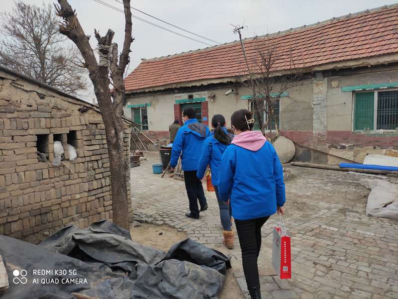 華全動力黨支部一行向困難群眾送去花生油、大米和美酒禮盒等禮品